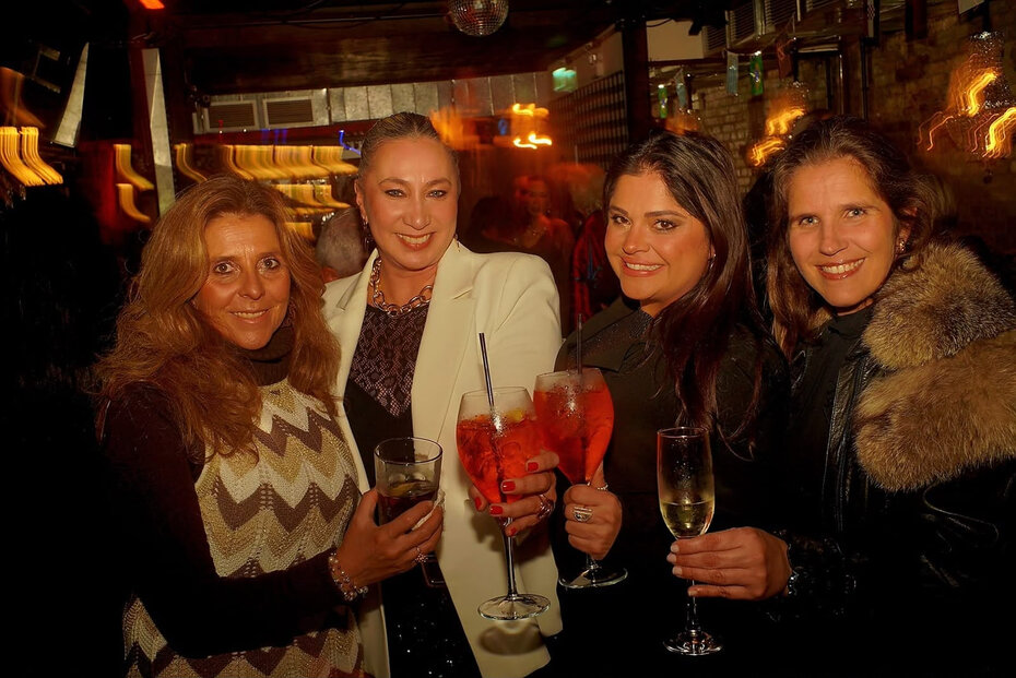 Mar&iacute;lia Lazarotto Terra Lopes, Mariana Ara&uacute;jo Pereira, Kyssia Cracco e Maria Luiza Fernandes nos brindes de anivers&aacute;rio (Foto: Duda Alvares/Divulga&ccedil;&atilde;o)