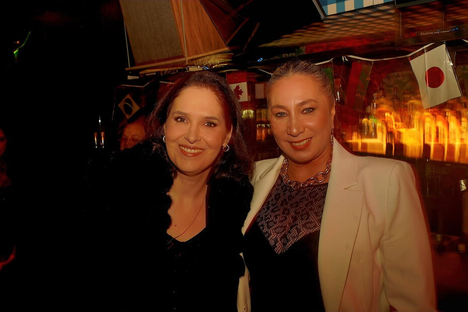 Mariana Jobim cumprimentou Mariana Ara&uacute;jo Pereira pela troca de idade (Foto: Duda Alvares/Divulga&ccedil;&atilde;o)