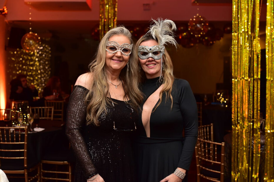 Flavia Sffair e Graziela Braga no Baile de Máscaras da Mostra Elite Design (Foto: Júlio Neves/Divulgação)