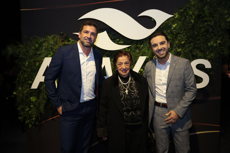 João Augusto Machado, presidente da entidade, com Tia Iara e Victor Almeida (Foto: Anderson Gradischer/Divulgação)