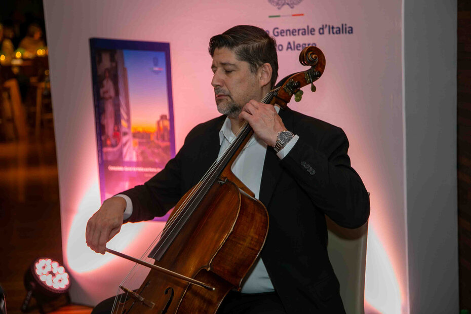 Douglas Araújo desempenhou no violoncelo (Foto: Lenara Petenuzzo/Divulgação)