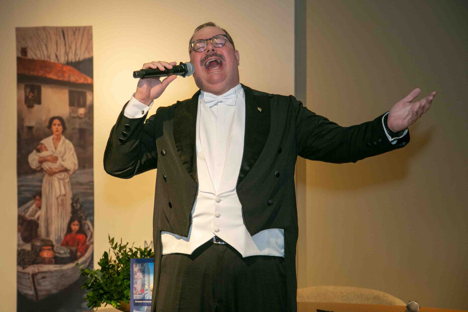 O tenor Giovanne Marquezeli entoou canções italianas (Foto: Lenara Petenuzzo/Divulgação)