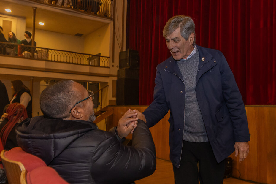 O prefeito Fernando Marroni interagiu com o p&uacute;blico presente no teatro (Foto: Volmer Perez/Divulga&ccedil;&atilde;o)