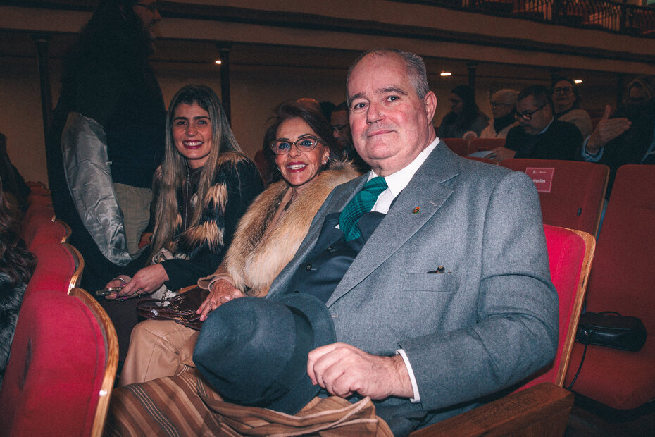 Lisiane Moares Mattarredona, Lisarb Crespo da Costa e Henrique Pires na plateia do Sete de Abril (Foto: Tobias Bernardo/Divulga&ccedil;&atilde;o)