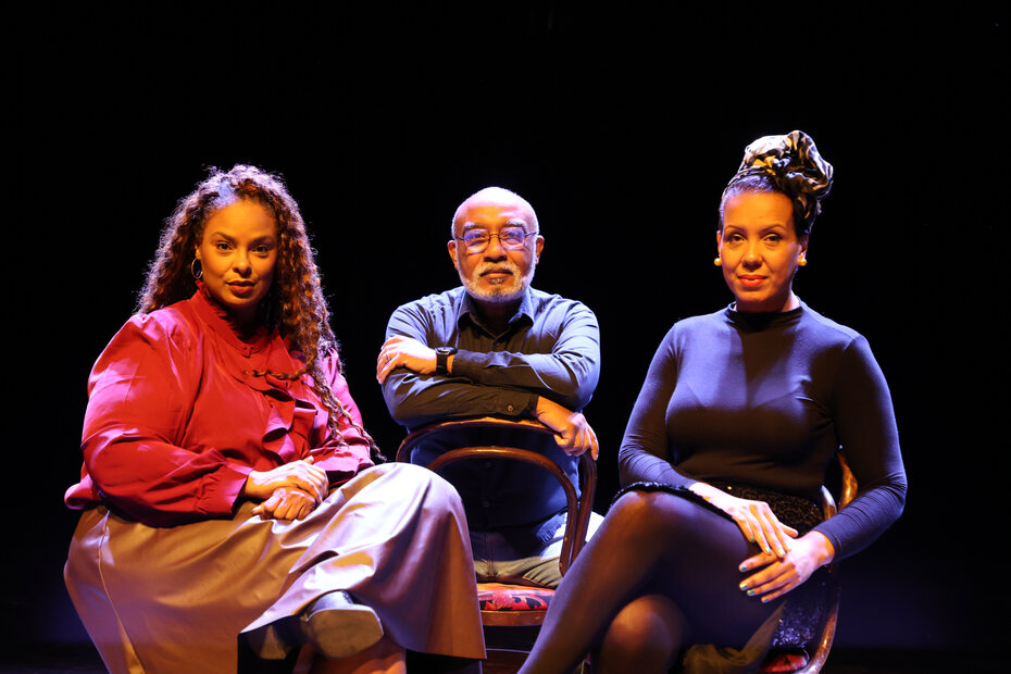 O diretor artístico Álvaro RosaCosta entre as cantoras Andréa Cavalheiro e Dani Xavier (Foto: Flávia Moreira/Divulgação)