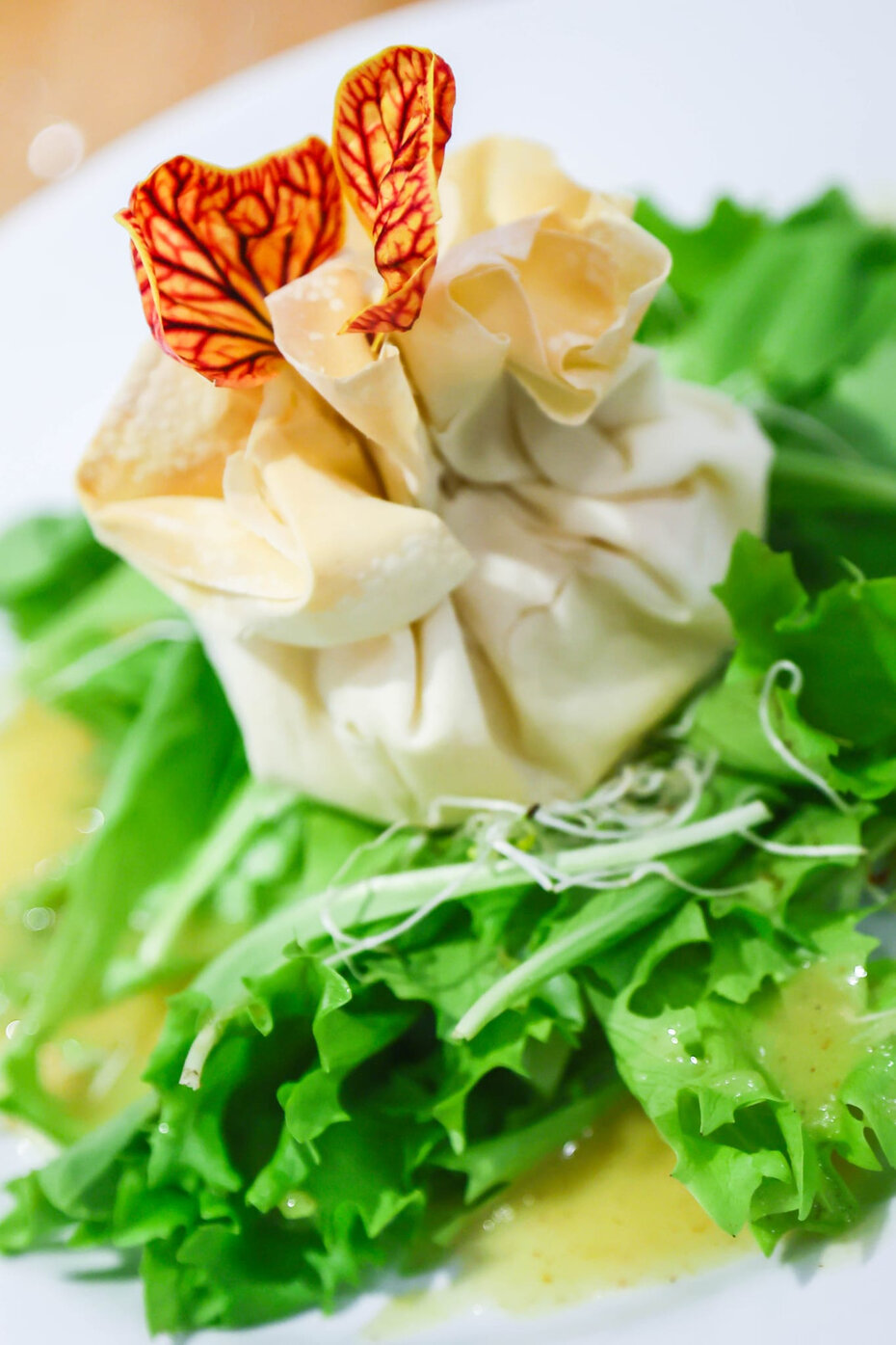 Um dos pratos do jantar: damasco e brie envoltos em delicada massa finalizada com flores (Foto: Divulgação)