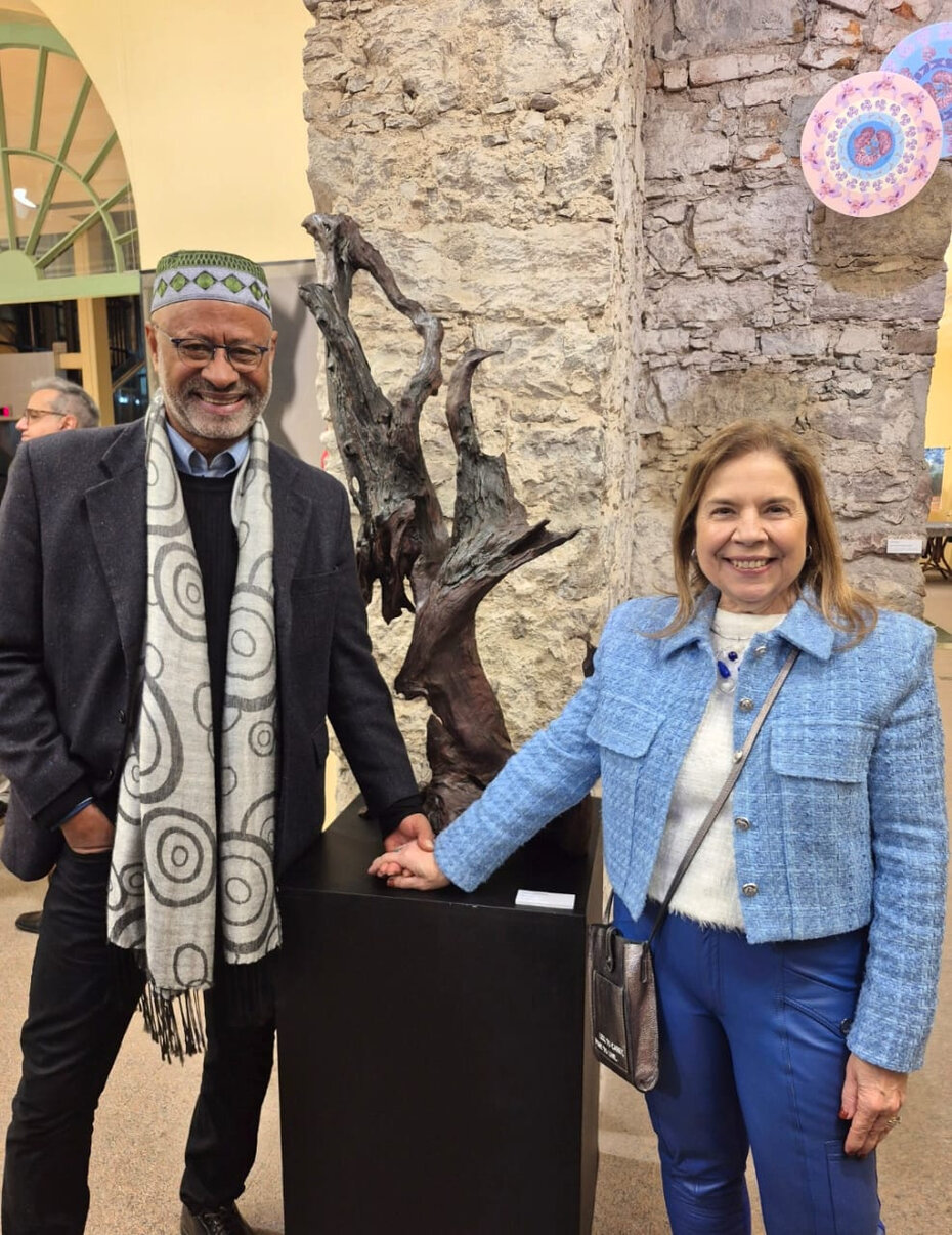 O artesão Paulo Abenzrragh com Fátima Pinto, participante da mostra (Foto: Divulgação)