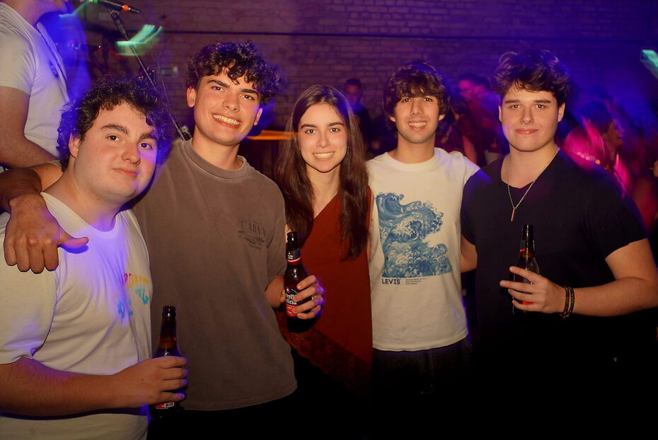 Turma jovem no Encouraçado Hall: Angelo Cavazolla, Guilherme Dummer, Juliana Fishborn, Lucas Kellermann e Gabriel Aquino (Foto: Duda Alvares/Divulgação)