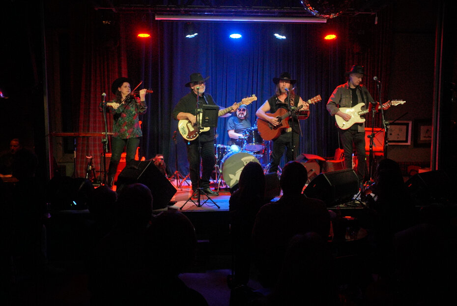 Décio Andrade, Adrianne Simioni, Paulo Dutra, Luciano Albo e Mário Guido Mondin formam a banda The Travellers (Foto: Duda Alvares/Divulgação)