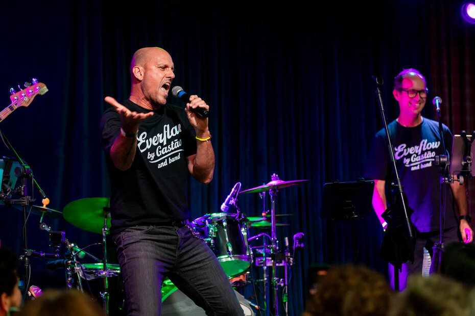 Parab&eacute;ns com m&uacute;sica: Gast&atilde;o e Marcelo Englert no palco (Foto: Divulga&ccedil;&atilde;o)