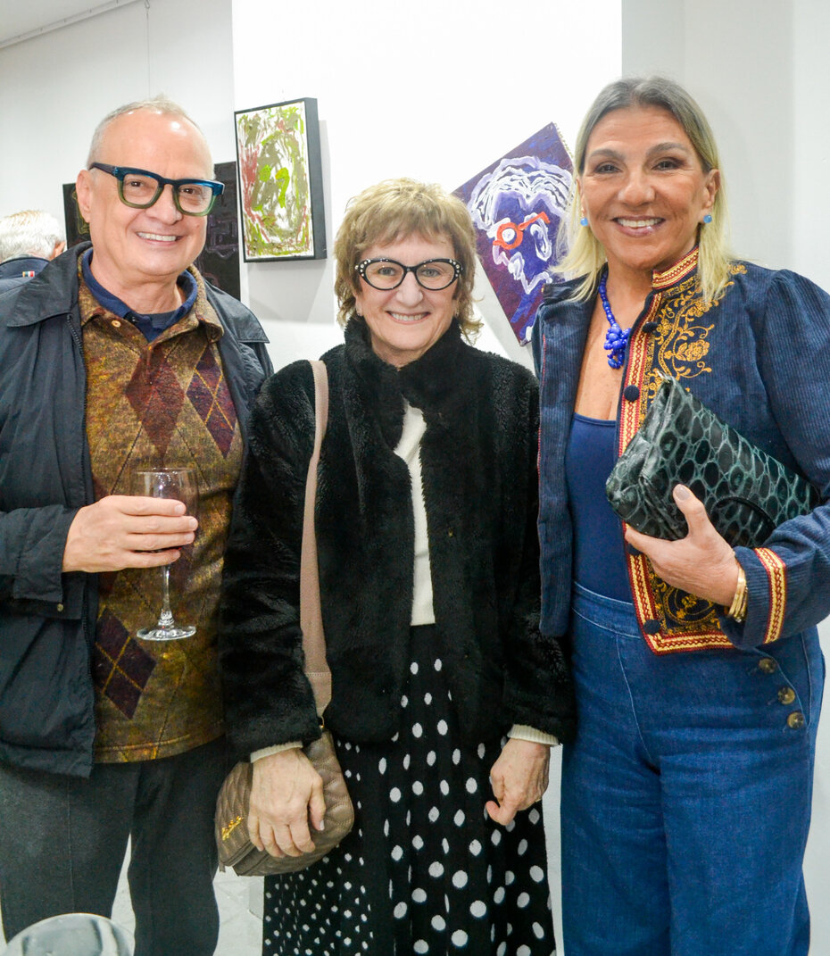 Carlos Trevi, Sandra Kravetz e Tita Macedo na Galeria Stockinger (Foto: Wanderlei Oliveira/Divulgação)