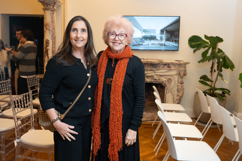 Claudia Magnus e Renata Rubim acompanharam as histórias peculiares sobre o poeta (Foto: Andréa Graiz/Divulgação)
