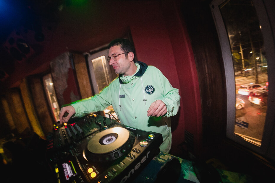 Bruno Suman em ação no Bar Ocidente (Foto: Henrique Santos/Divulgação)
