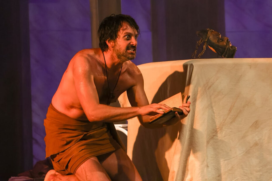 Juliano Passini dá vida ao personagem do espanhol Paco Bernal (Foto: Dani Hill/Divulgação)