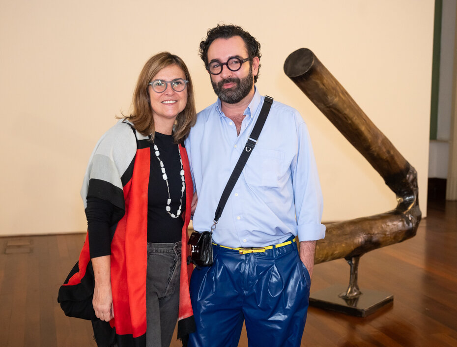 Elvira Forttuna com Bernardo José de Souza, curador da mostra (Foto: Andrea Graiz/Divulgação)