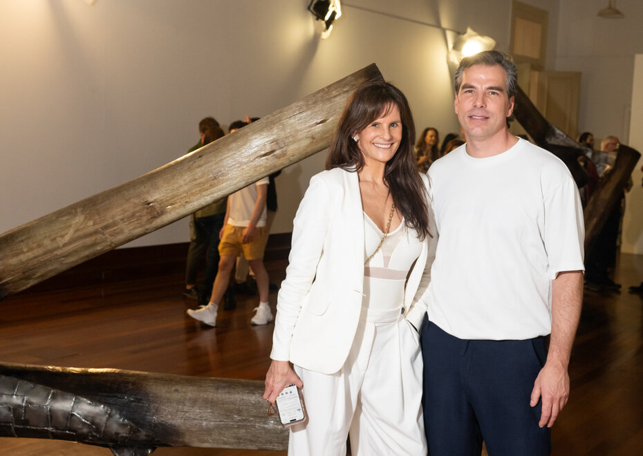 Mariana Bertolucci e Léo Stockinger no vernissage (Foto: Andrea Graiz/Divulgação)