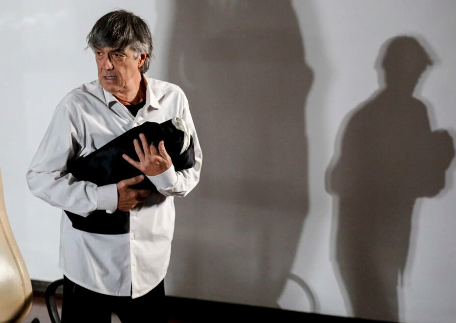Júlio Conte em um dos momentos mais marcantes do espetáculo “Todas as minhas mortes” (Foto: Fabio Berriel/Divulgação)
