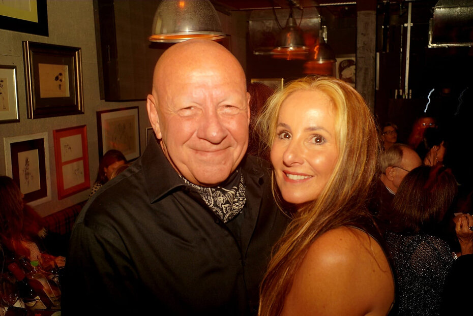 Dado Schneider e Angela Gigante comemoraram seus aniversários reunindo grupo animado (Foto: Duda Alvares/Divulgação)