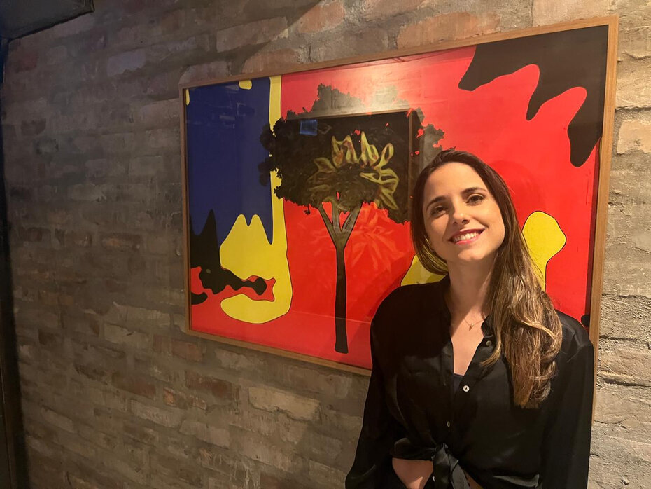 Mari Kerber, uma das estrelas do Duelo de Piano, tem ao fundo outra das fotos artísticas, “Passeio no Parque Moinhos de Vento”, do fotógrafo Marinho Neto (Foto: Paulo Gasparotto/Especial)