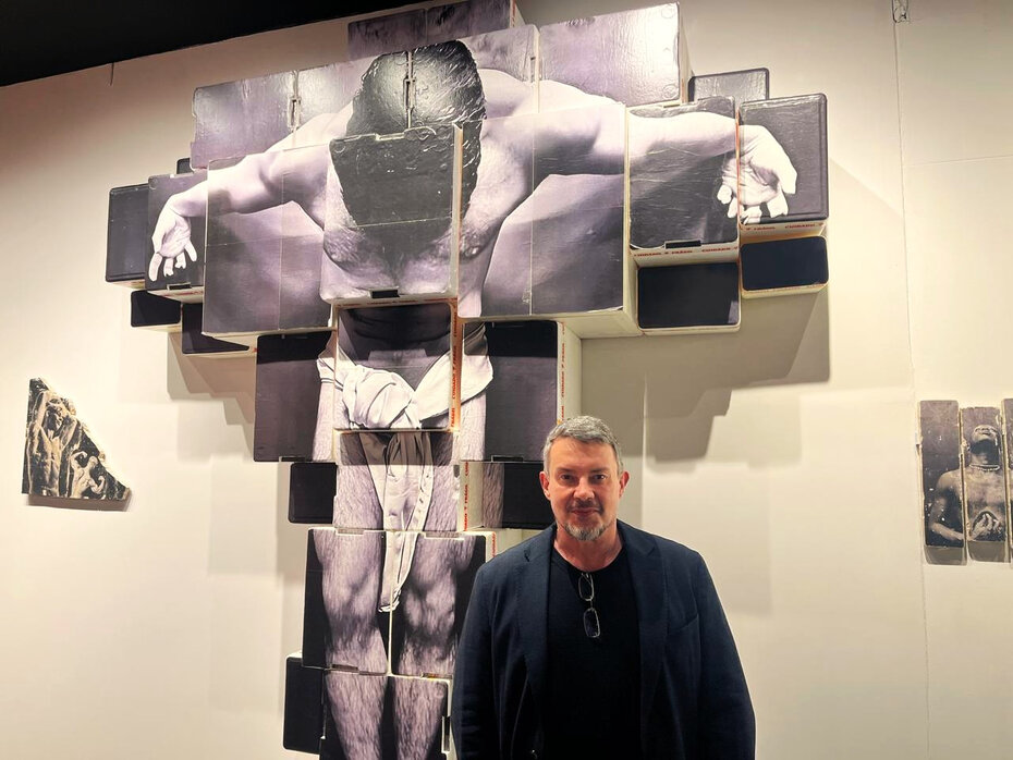 O artista visual Edu Devens junto a sua instigante obra na galeria de arte da CasaCor RS 26 (Foto: Divulgação)