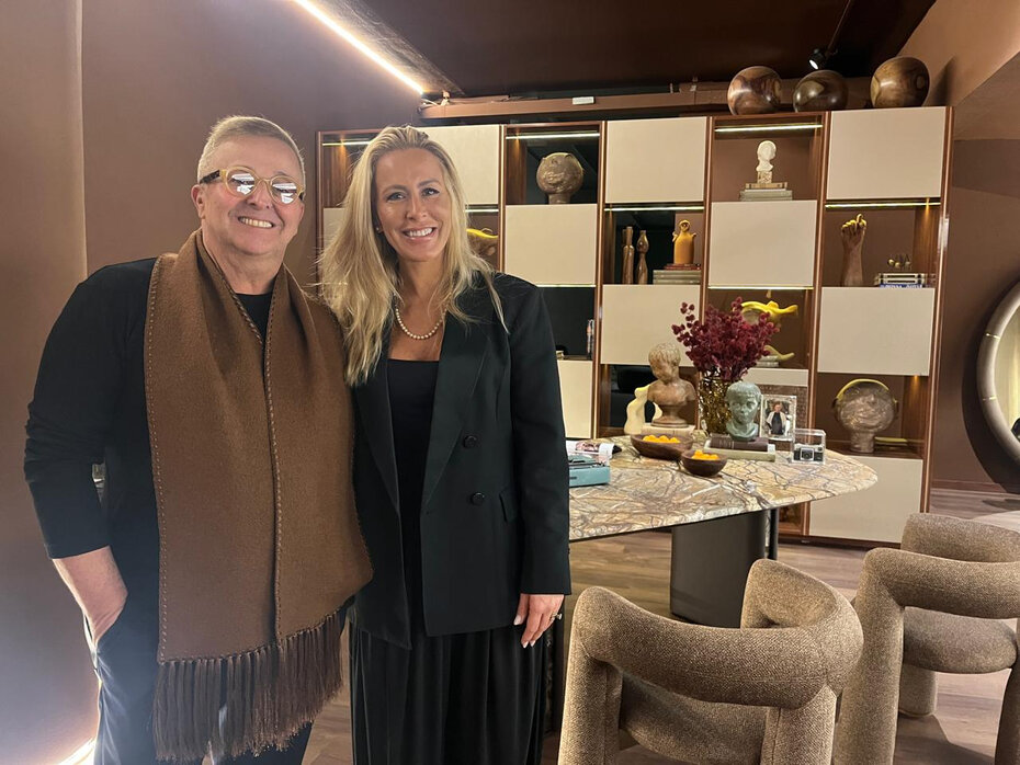 O colunista Flávio Mansur e Liana de Lamare no ambiente Living do Jornalista (Foto: Divulgação)