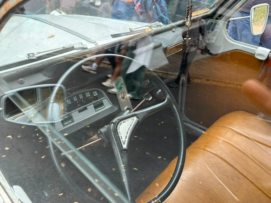 O charmoso interior do modelo 2CV (Foto: Divulgação)