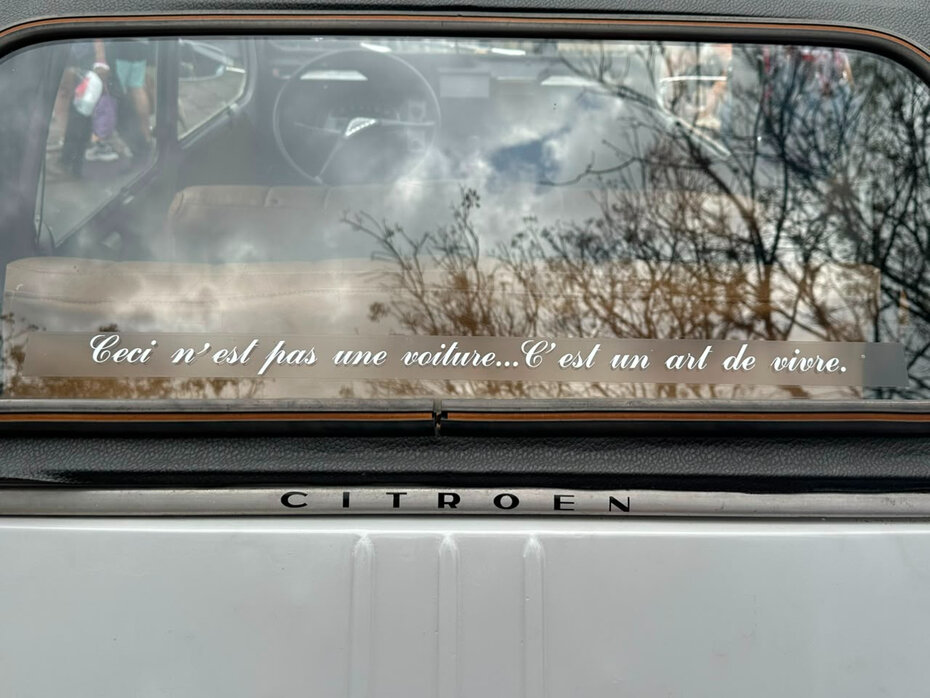 A inscrição no vidro traseiro remete à célebre frase de René Magritte (Foto: Divulgação)