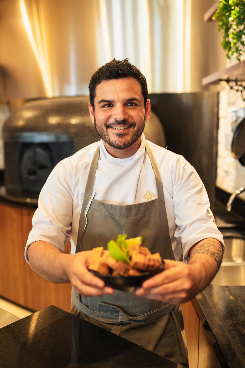O chef Rafael de Carvalho assina o jantar exclusivo (Foto: Gustavo Merolli/Divulgação)