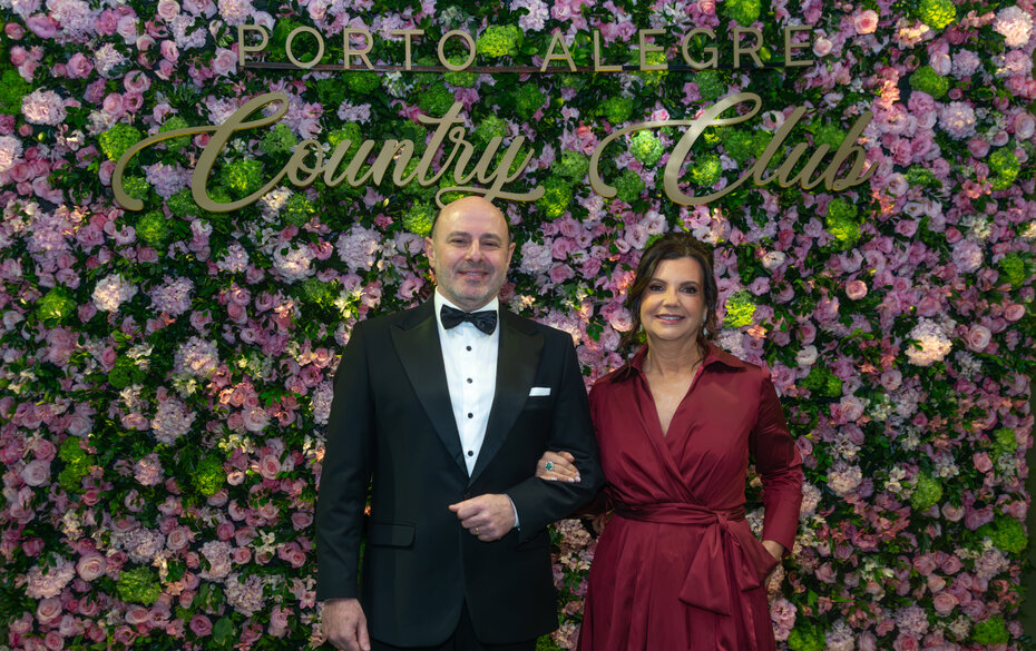 Nelson e Adriana Pires receberam na noite especial para as debutantes e seus pais (Foto: Evandro Leal/Divulgação)