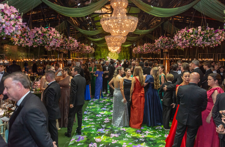 Os salões do Country Club contaram com bela decoração do Atelier das Flores (Foto: Evandro Leal/Divulgação)