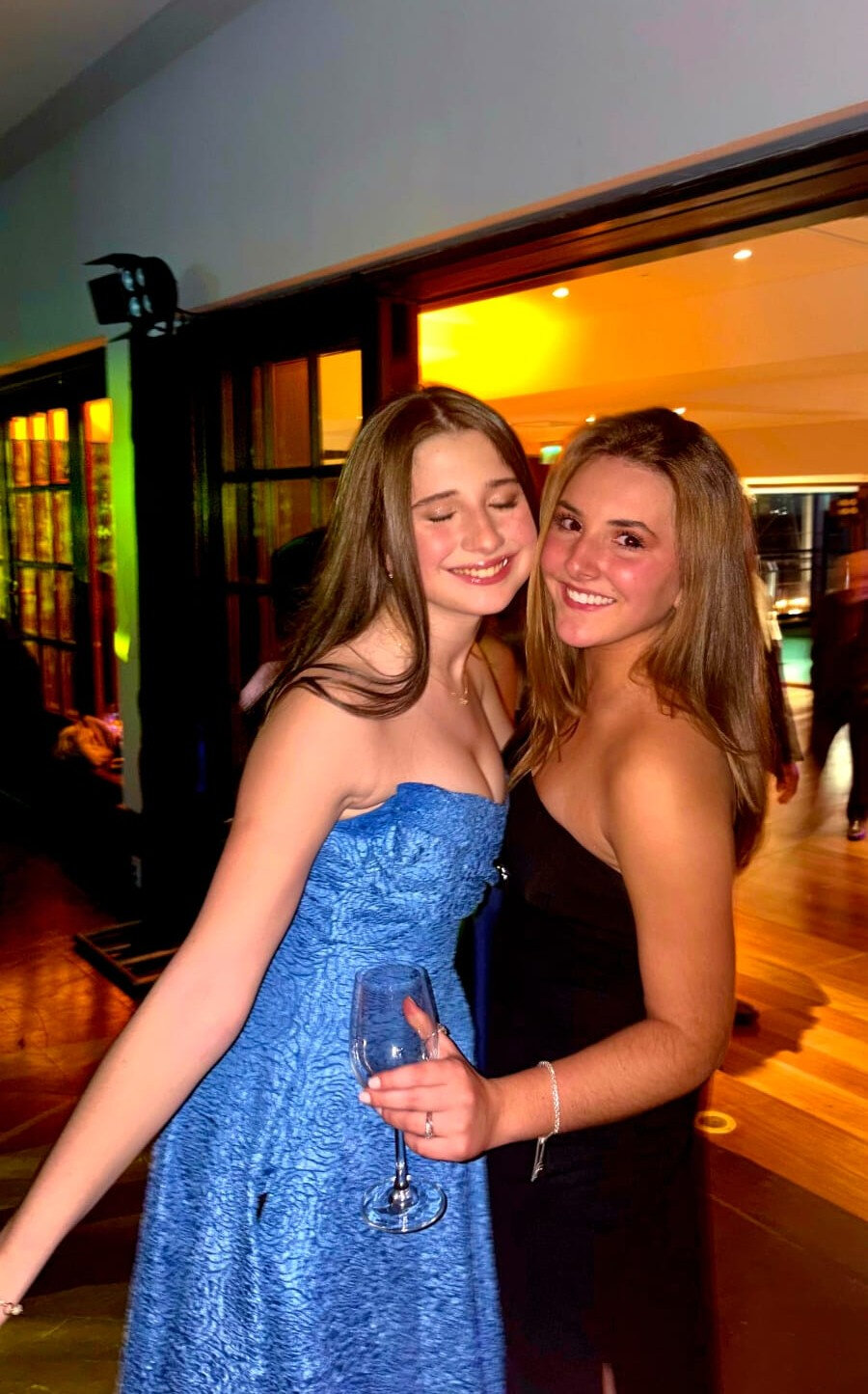 Momento de carinho: Olivia Marczyk Alvares e Roberta Bersch Xavier (Foto: Divulgação)