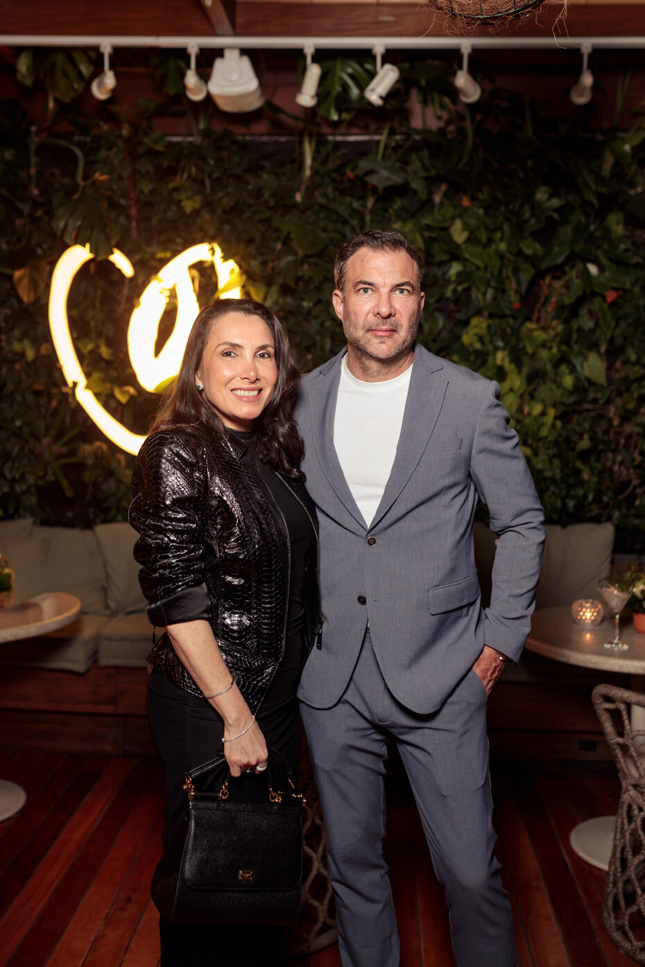Gabriela Trois e Felipe Schneider cumprimentaram Mariana pelos quatro anos do Holofote (Foto: Guilherme Flores/Divulgação)