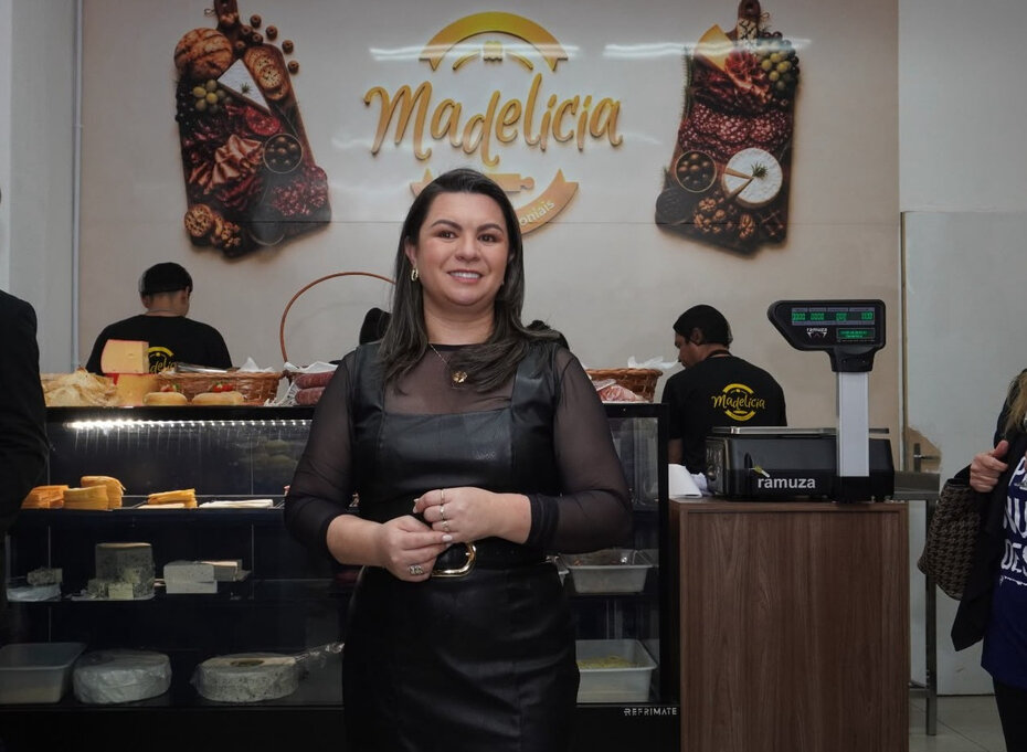 Rosane Marin recebendo na Madelicia, que apresenta um variado mix de produtos coloniais (Foto: Divulgação)