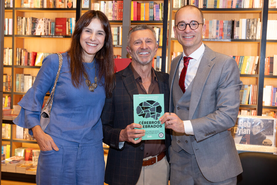 Fernanda Garcia e Jurandi Bettio com o autor Pedro Schestatsky no lançamento (Foto: Fábio Martins/Divulgação)