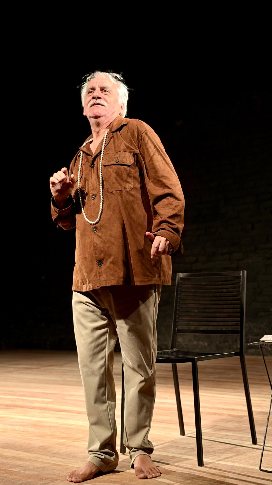 João Schmidt no espetáculo solo “João” que terá apresentações no Teatro Carlos Carvalho (Foto: Douglas Gaiola/Divulgação)