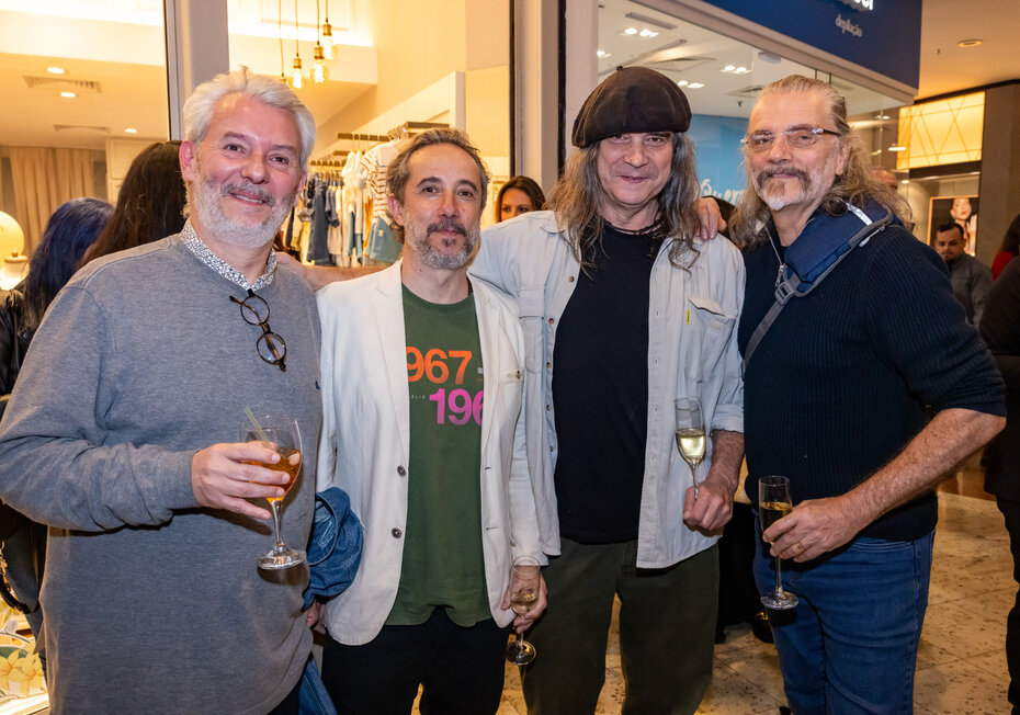 Márcio Pinheiro, Rene Goya, Renato Borghetti e Hique Gomez conferiram a exposição (Foto: Fábio Martins /Divulgação)