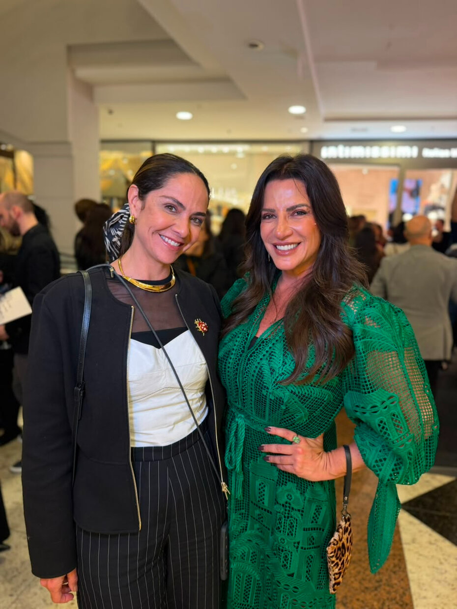 Jaque Pegoraro e Patti Leivas muito charmosas no coquetel que inaugurou a mostra (Foto: Fábio Martins /Divulgação)