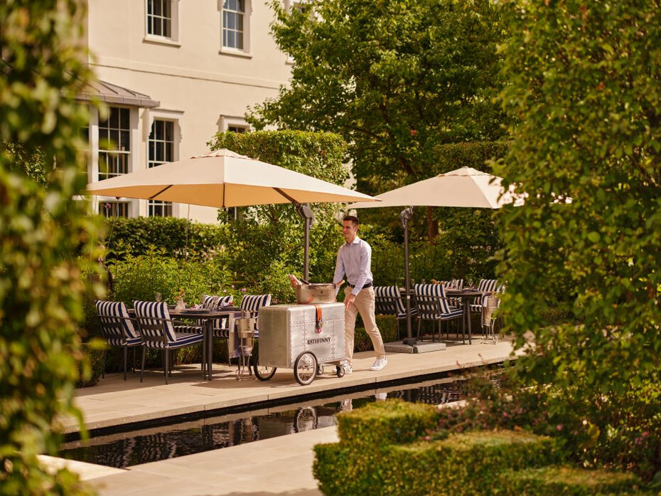 O terra&ccedil;o de ver&atilde;o &eacute; uma das atra&ccedil;&otilde;es da temporada (Foto: Dorchester Collection/Divulga&ccedil;&atilde;o)