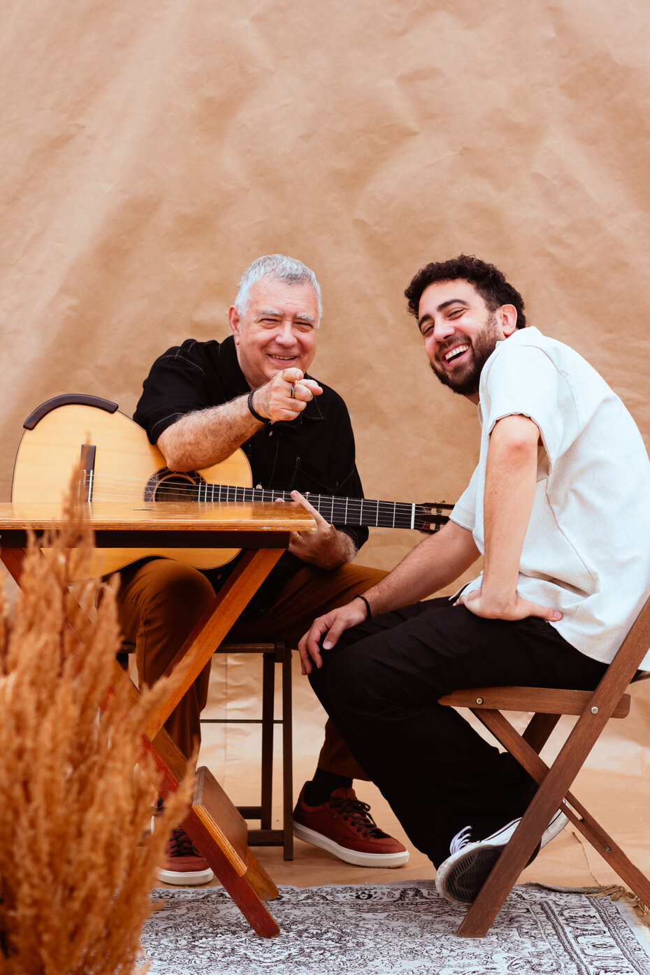# Os cantores e compositores Celso e Pedro Vi&aacute;fora apresentam neste s&aacute;bado (dia 29), no Espa&ccedil;o 373, o &aacute;lbum Me Deixa Ser O Seu Parceiro, primeiro trabalho musical de pai e filho. Gravado ao vivo no Centro Cultural S&atilde;o Paulo, o disco re&uacute;ne can&ccedil;&otilde;es compostas em parceria, como &ldquo;Feliz Pra Cachorro&rdquo; e &ldquo;Nem Terminou&rdquo;, al&eacute;m de m&uacute;sicas das carreiras individuais. O encontro aproxima duas gera&ccedil;&otilde;es da m&uacute;sica brasileira em um repert&oacute;rio com novos arranjos.
