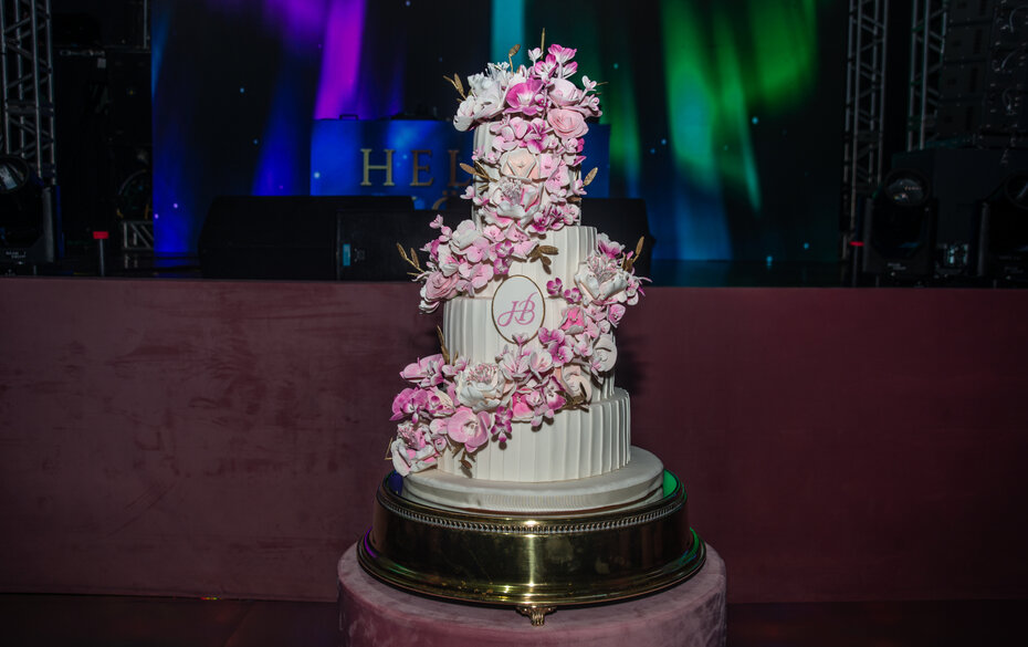 O bolo seguiu a ornamentação de flores e tons delicados (Foto: Evandro Leal/Divulgação)