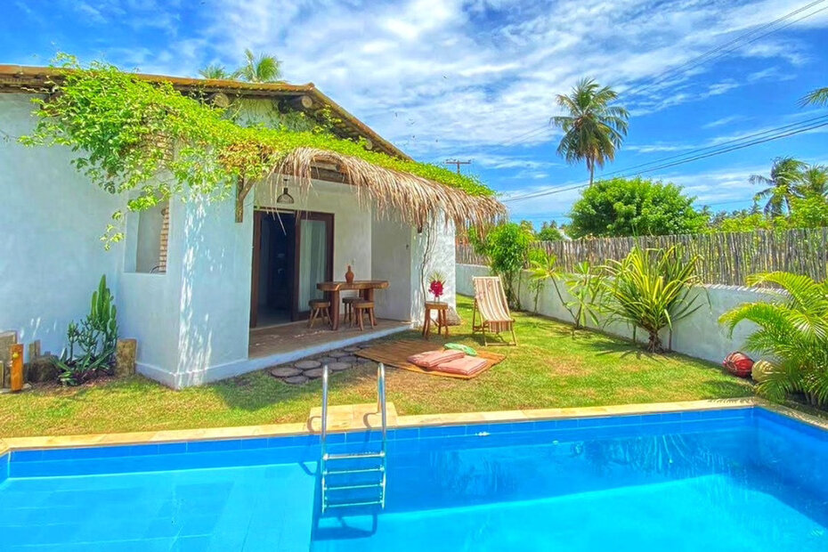 As casas, em t&iacute;pica arquitetura brasileira, s&atilde;o cercadas por um jardim tropical (Foto: Divulga&ccedil;&atilde;o)