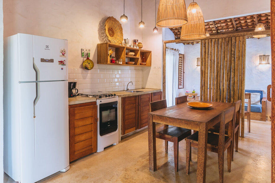A cozinha &eacute; r&uacute;stica e aconchegante (Foto: Divulga&ccedil;&atilde;o)