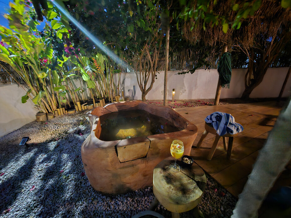Uma das casas oferece ofur&ocirc; r&uacute;stico privativo no jardim (Foto: Divulga&ccedil;&atilde;o