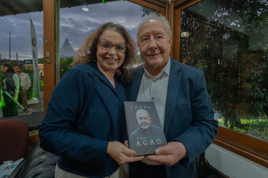 Soraia Hanna, diretora da Crit&eacute;rio, e Francisco Turra na sess&atilde;o de aut&oacute;grafos da obra do ex-ministro (Foto: Divulga&ccedil;&atilde;o)