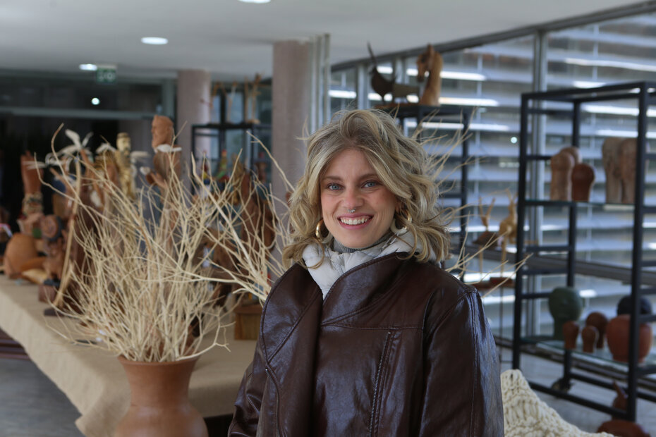 Helena Zorzi no ambiente com peças da Divina Brasilidade (Foto: Notre Design/Divulgação)