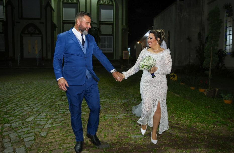 William Wanneksson Farias Cisternas e Andrea Marisel Cisternas Meneses Farias nos jardins da Igreja Ascensão Anglican, de Teresópolis (Foto: Divulgação)