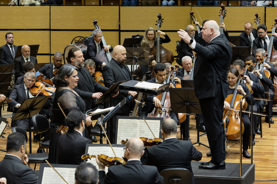 Manfredo Schmiedt conduziu a emocionante apresentação da obra de Verdi (Foto: Vinícius Angeli/Divulgação)