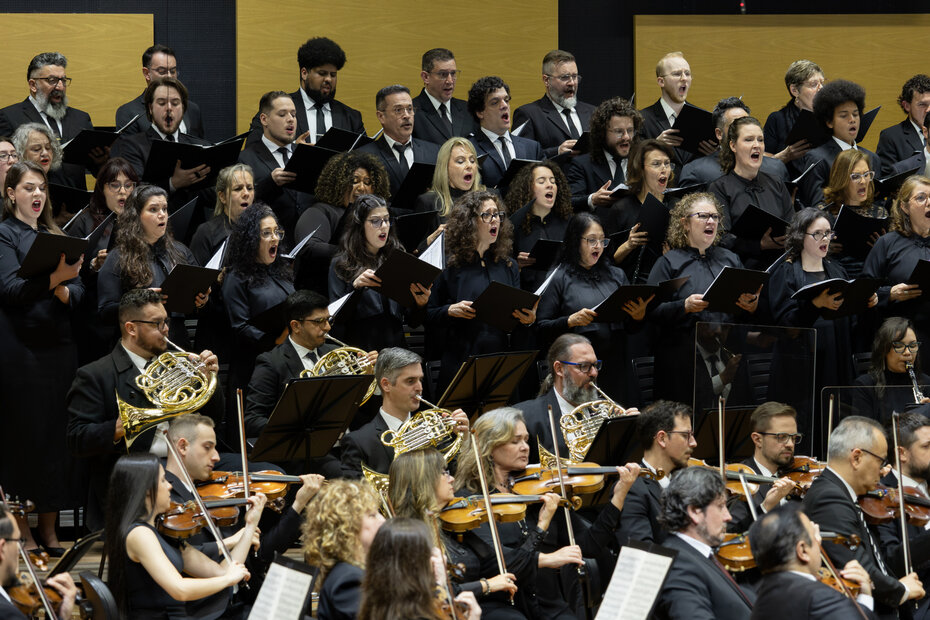 O Coro Sinfônico da OSPA se uniu ao Coro de Câmara da PUCRS e cantores convidados (Foto: Vinícius Angeli/Divulgação)