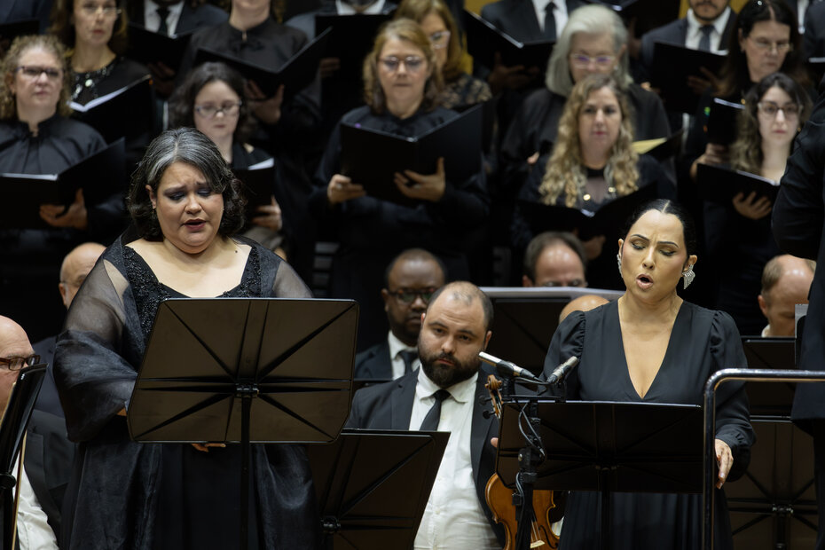 A soprano argentina Monserrat Maldonado, apresentando-se pela primeira vez com a OSPA, e a mezzo-soprano Luciana Bueno (Foto: Vinícius Angeli/Divulgação)