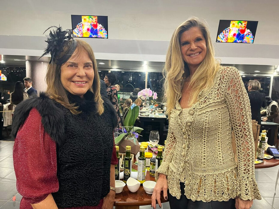 Maria Cristina Rodrigues da Cunha e Ana Tovo, junto &agrave; mesa dos Azeites Casa Gabriel Rodrigues, um dos temas da publica&ccedil;&atilde;o (Foto: Paulo Gasparotto/Especial)